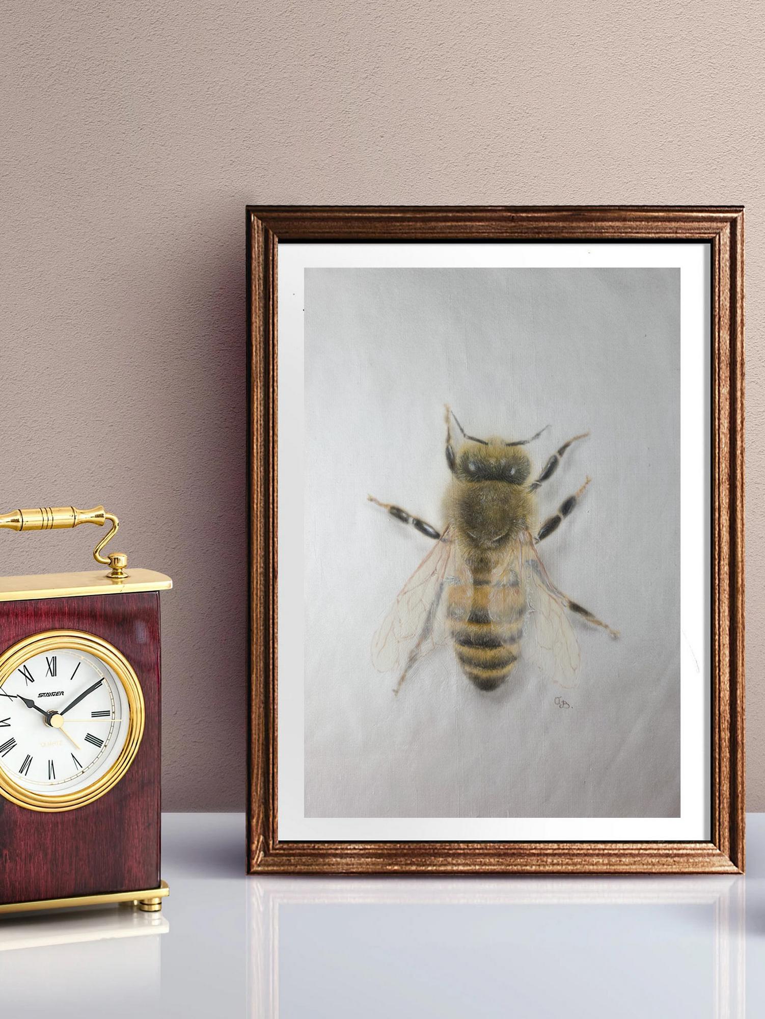 Golden flight -  Hyperrealistic bee painted on pure silk