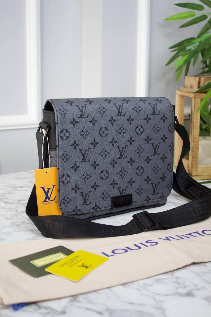 Сумка для мужчин на плечо серая монограмм луи виттон DISTRICT PM Louis Vuitton monogram grey 60095000