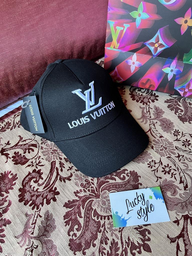 Кепка черная LV 42414256216
