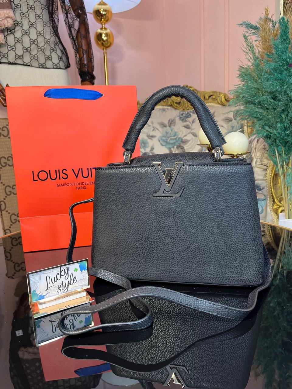 Сумка Louis Vuitton Capucines черная 894564