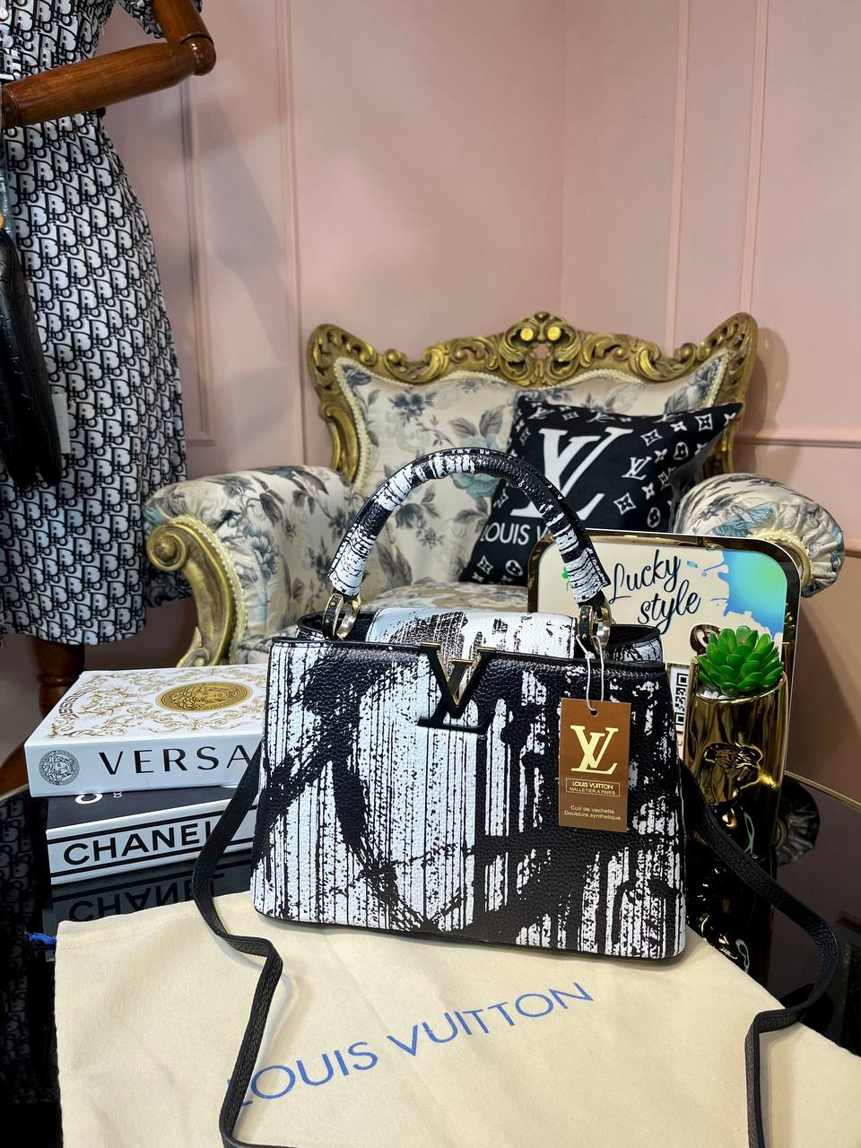 Сумка Louis Vuitton Capucines средняя чёрно-белая 4649837