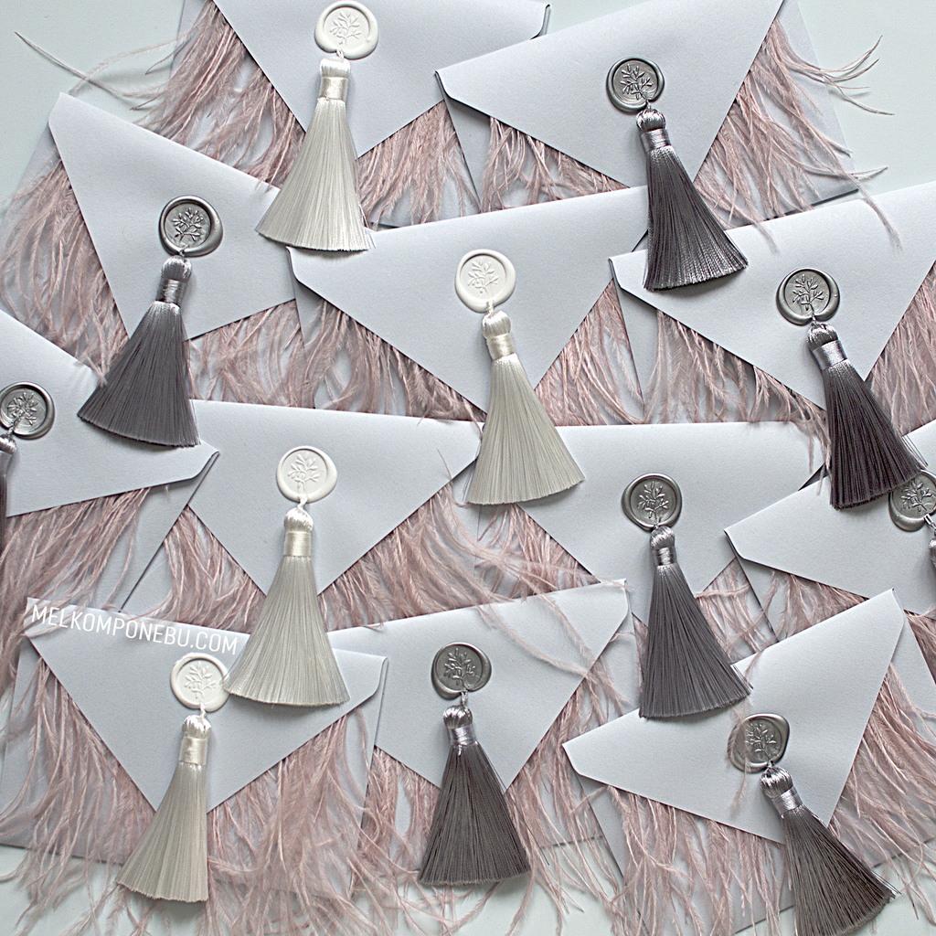 Конверт бумажный с кисточкой и перьями. Нежно-Голубой с розовым INSTOCK