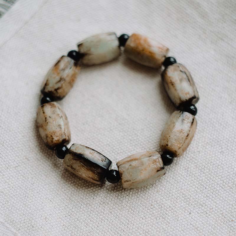 Нефритовий браслет з різьбленми ієрогліфами