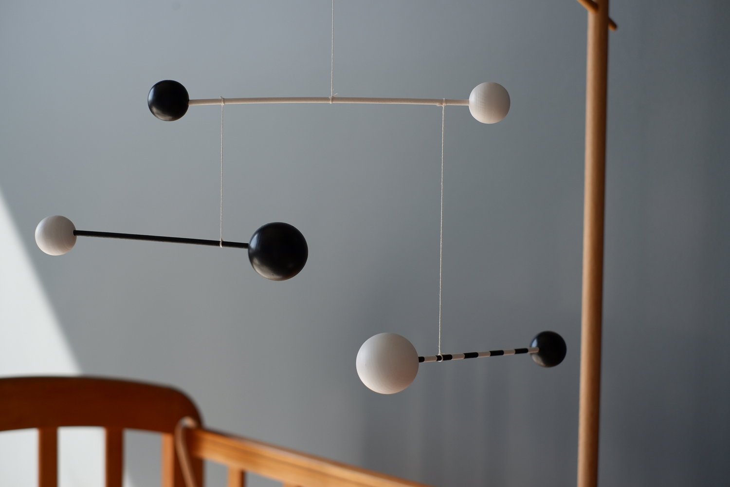Hanging mobiles > Mini b&w hanging kinetic mobile Buy from e