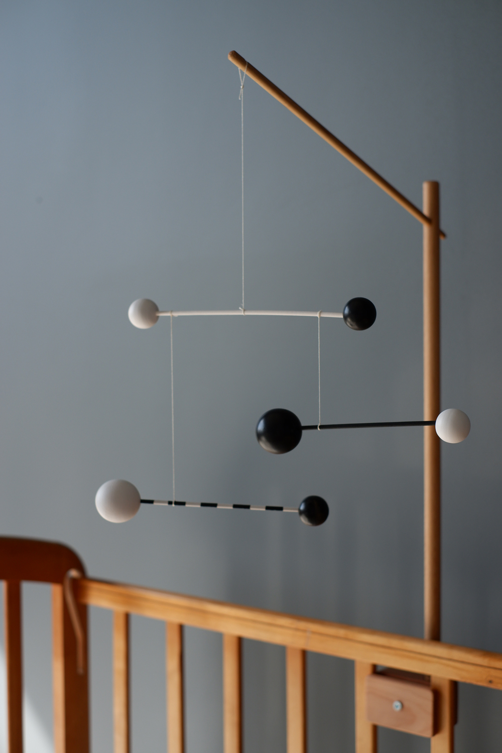 Hanging mobiles > Mini b&w hanging kinetic mobile Buy from e Hanging mobiles > Mini b&w hanging kinetic mobile Buy from e