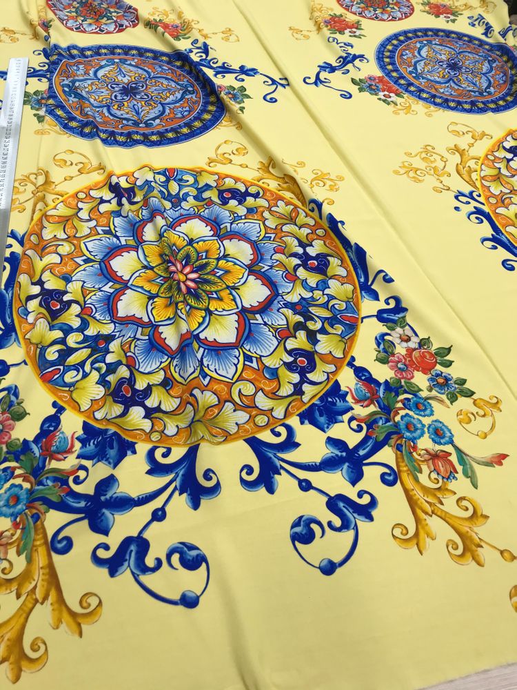 1,45м Шелк с эластаном DG фон пастельно желтый с сине-желтым цветочным орнаментом