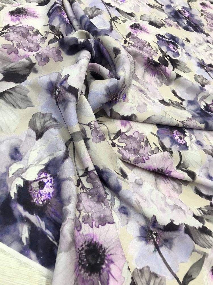 1.85м Шелк атласный с эластаном фон серо-молочный, принт цветочный в фиолетовых оттенках