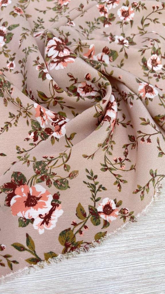 Шелковый крепдешин фон капучино с цветочным принтом