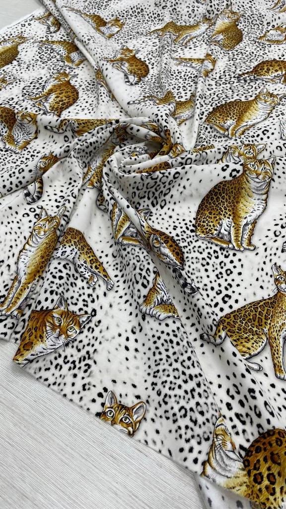 Шелк с эластаном в стиле DG фон белый с леопардовым принтом и бенгалами