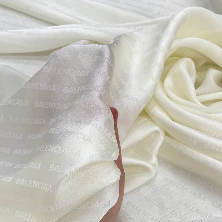 Шелк атласный с жаккардовым плетением оригинал B@lenciaga молочный