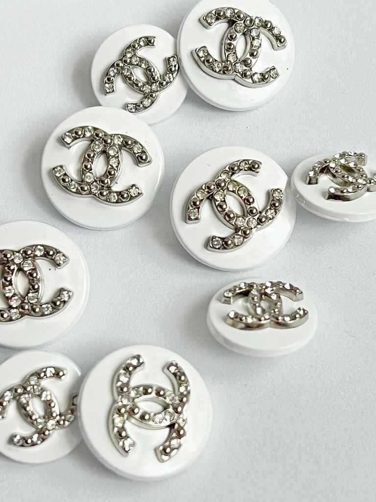 Button 18/23 mm, metal/glass, silver backgraund, art. 250-2