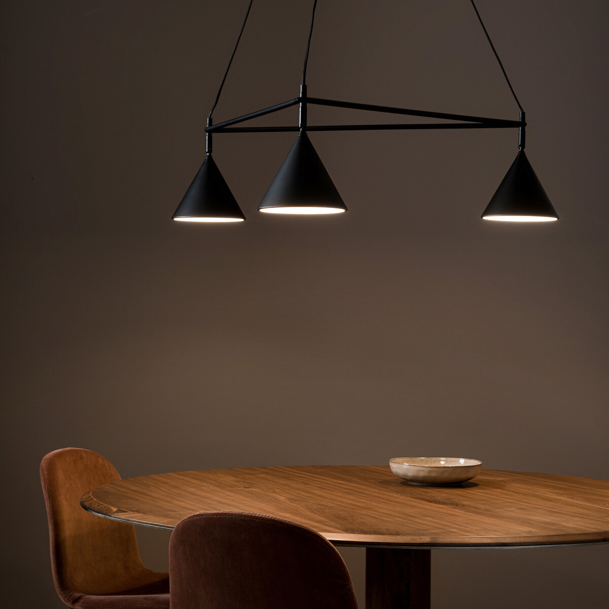 Светильник треугольный с тремя конусами