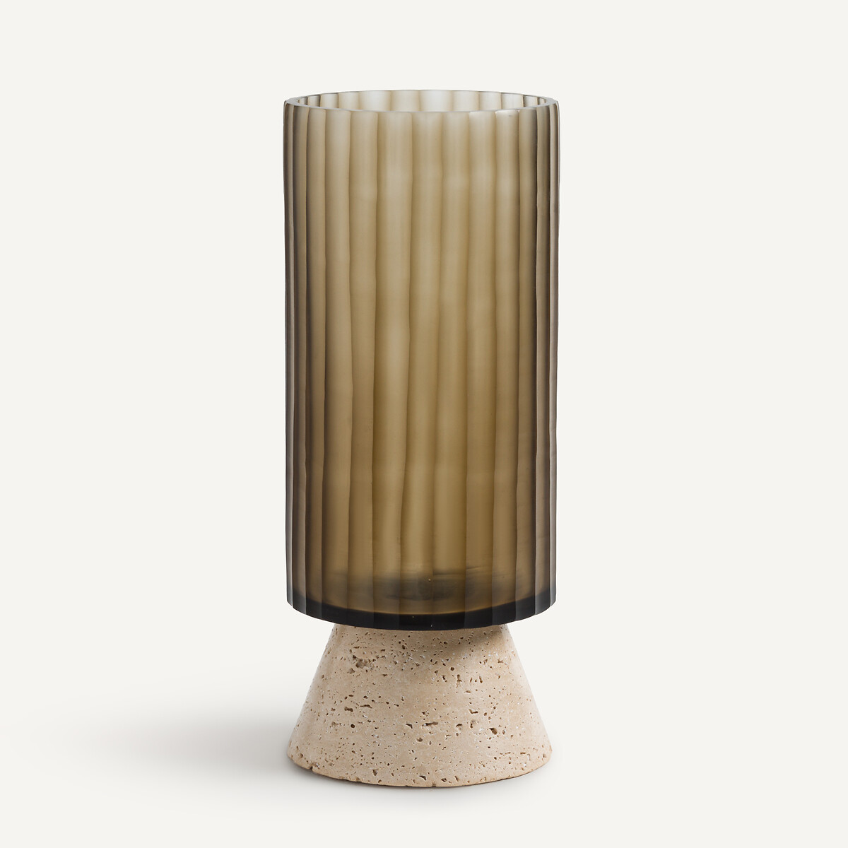 Ваза из тонированного стекла и травертина