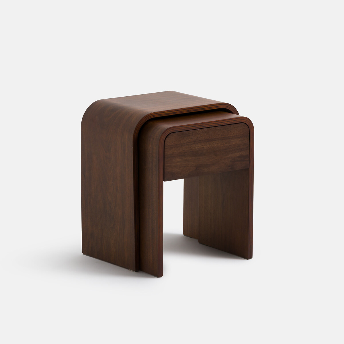 Прикроватные тумбочки с отделкой из шпона ореха