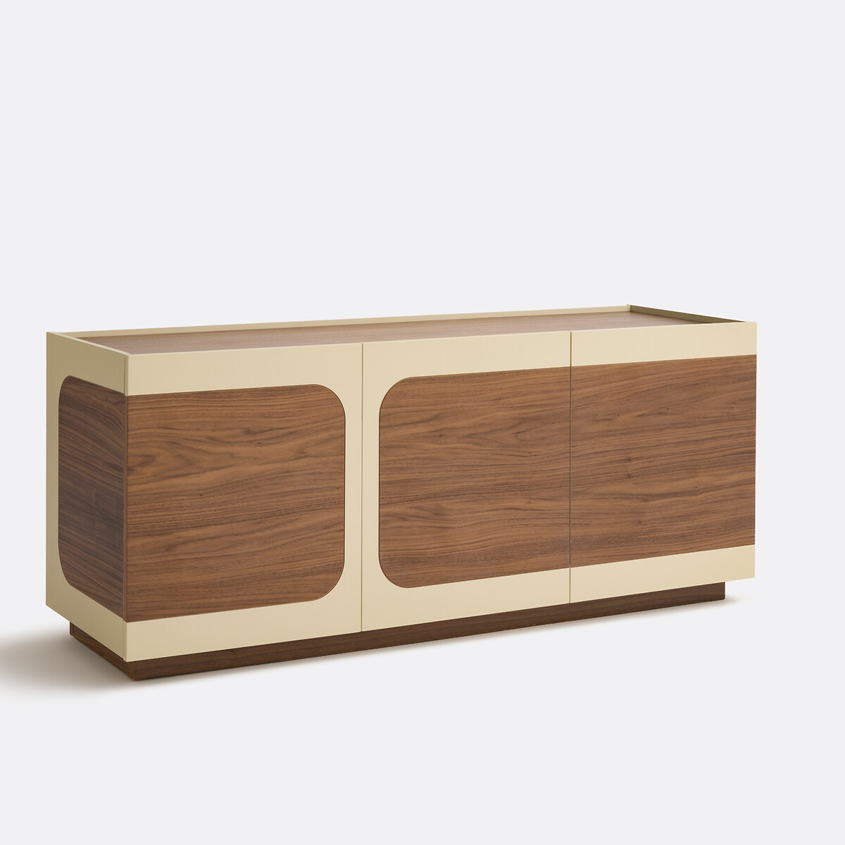 Трехдверный сервант, отделанный шпоном ореха