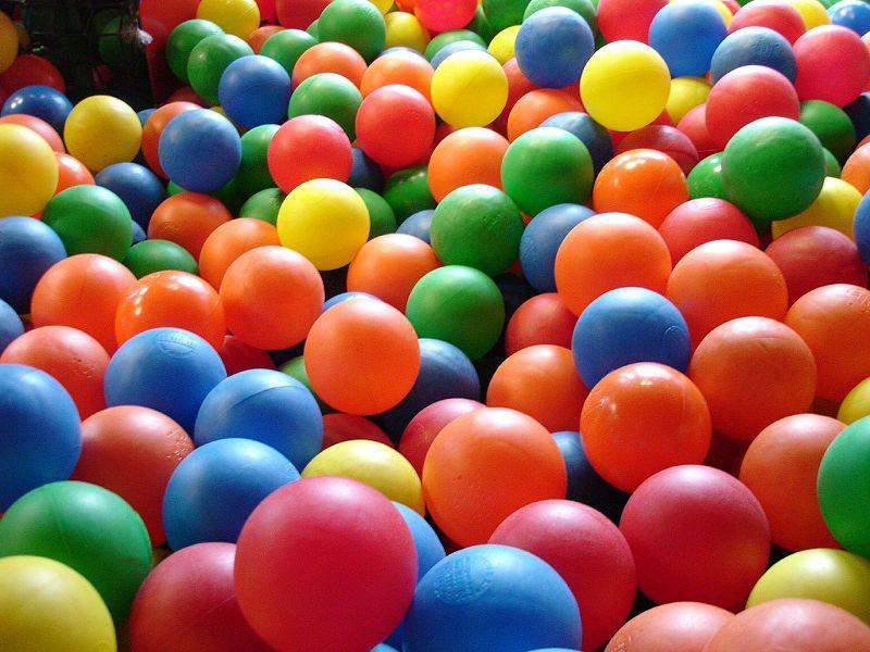 Spilgto toņu plastmasas bumbas, 500 gab