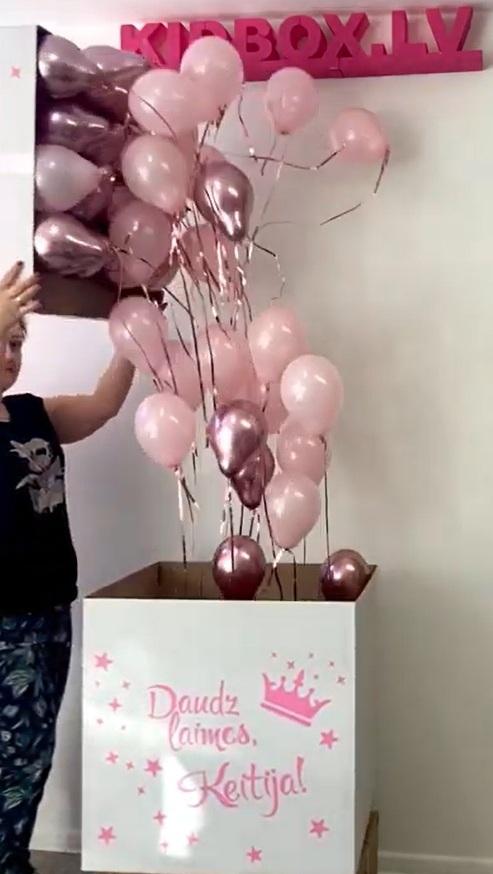 Pārsteiguma kaste ar personalizētu uzrakstu un maziem baloniem
