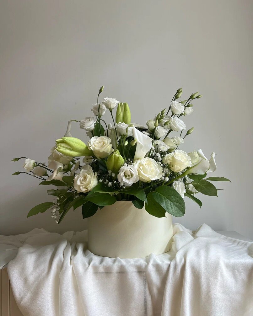 Elegance collection. Flower hat box