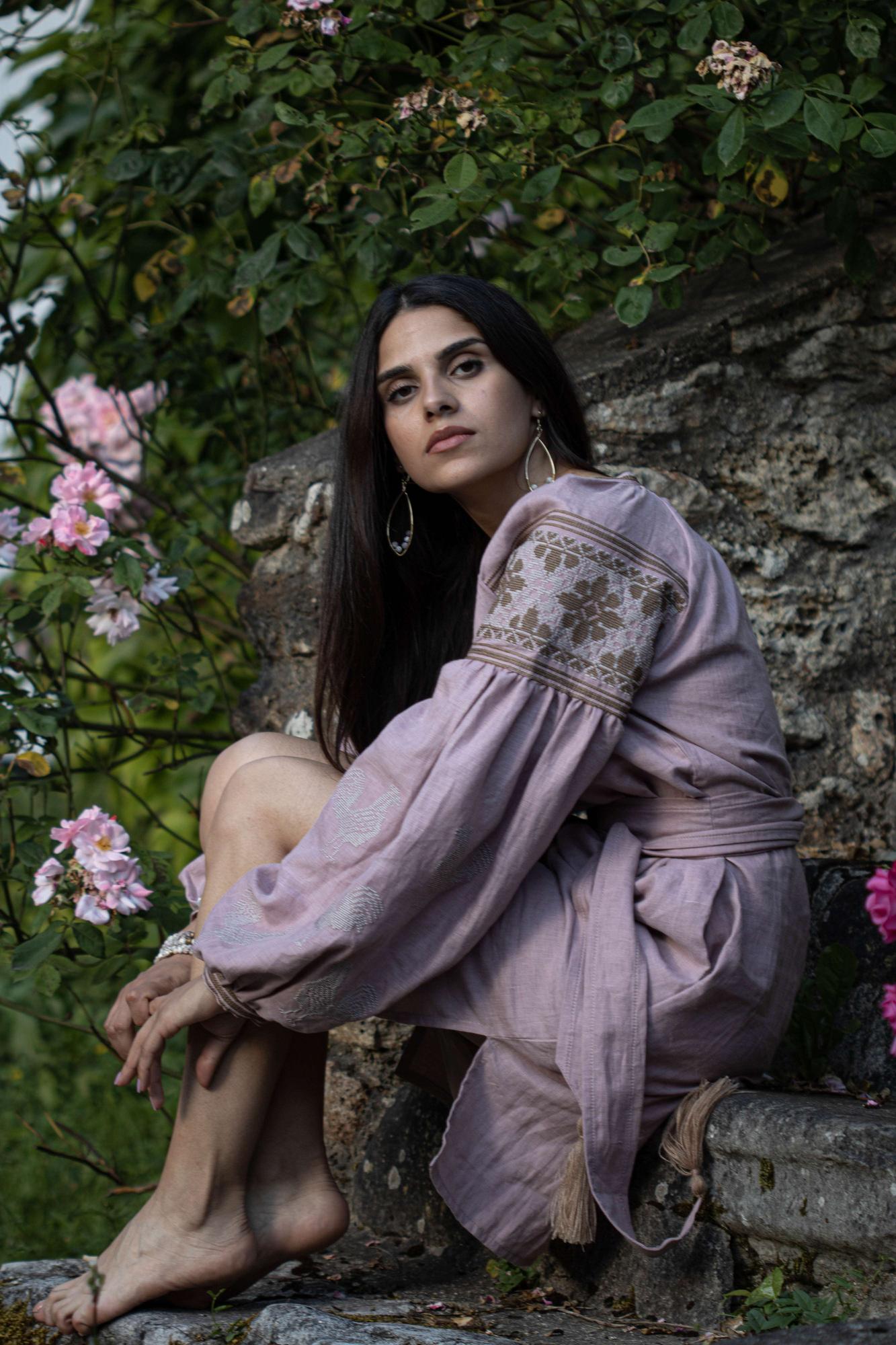 ROBE BRODEE EN LIN ROSE POUDRE COCOTTE