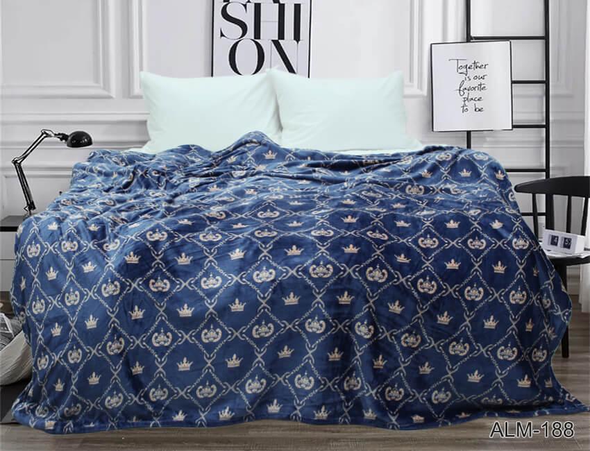 Синий плед на кровать с коронами фото 1