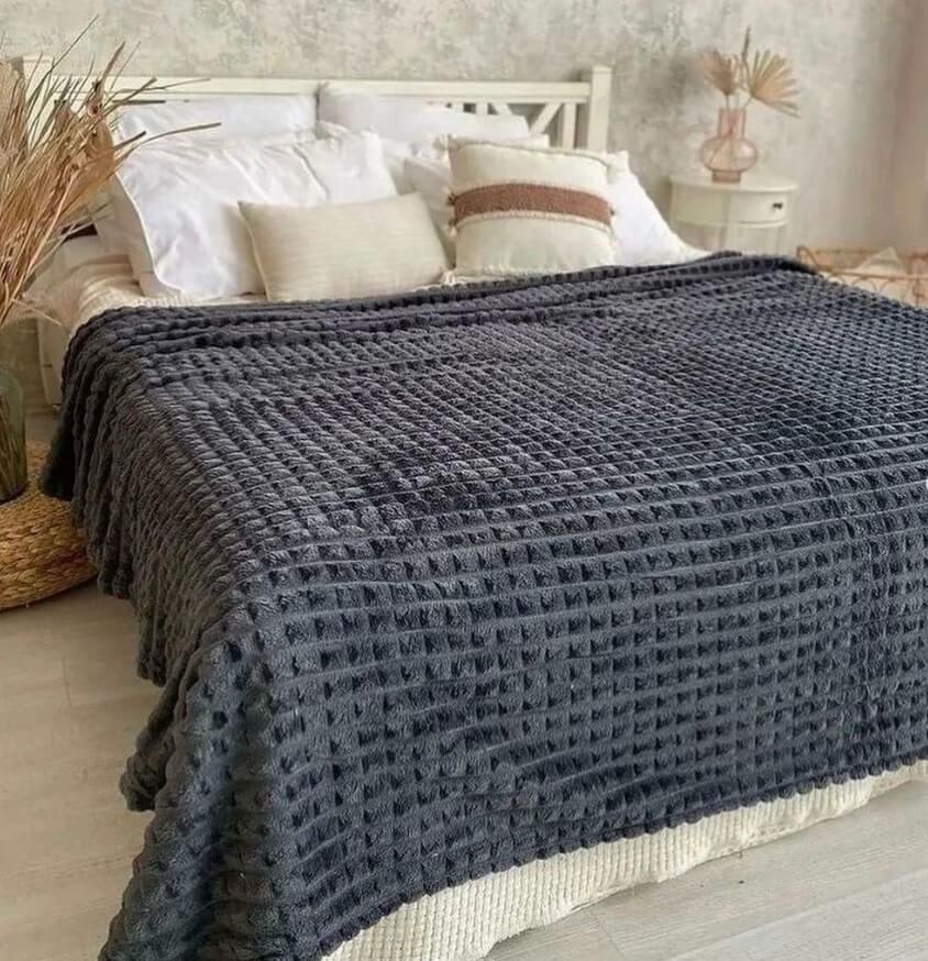 графитовый велюровый плед на кровать кубики фото 1