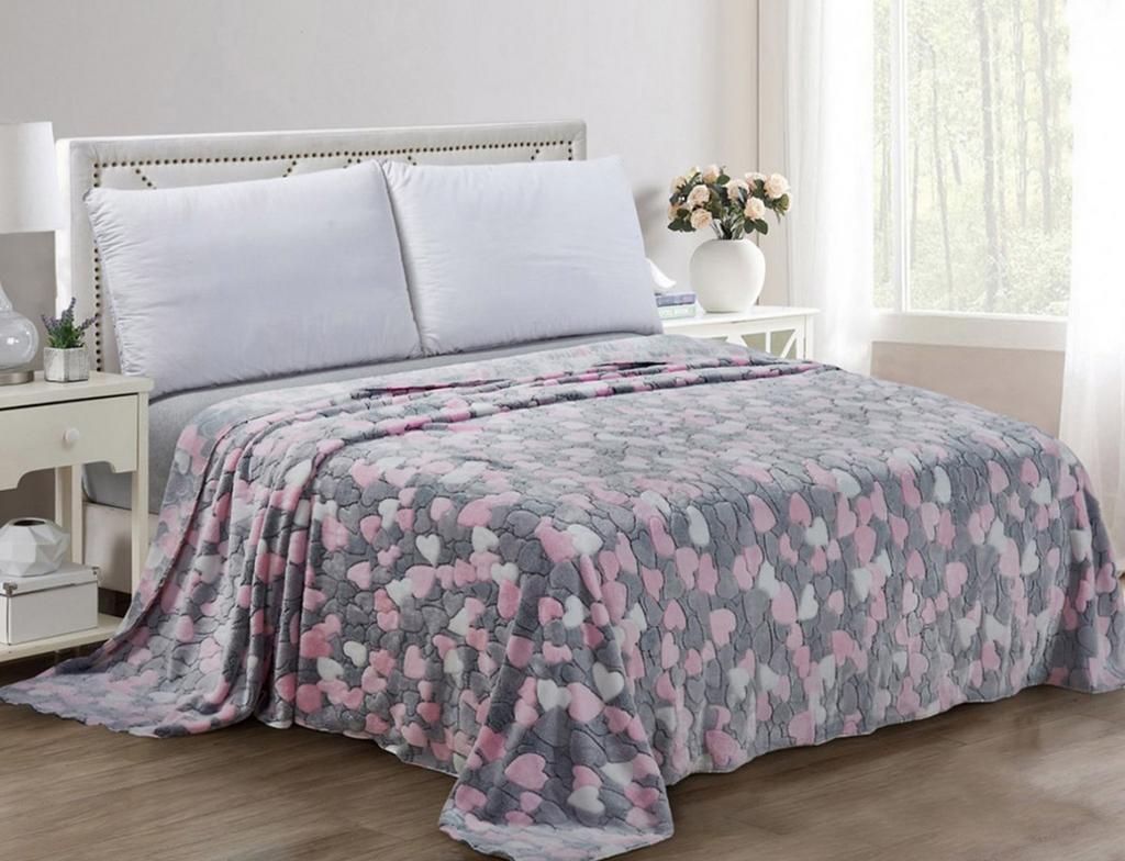 флисовый плед серо-розового цвета с сердечками