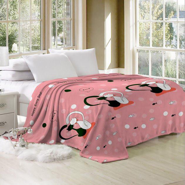 розовый плед на кровать с котами