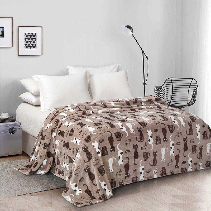 плед на кровать кофейного цвета с котами и чашечкой кофе