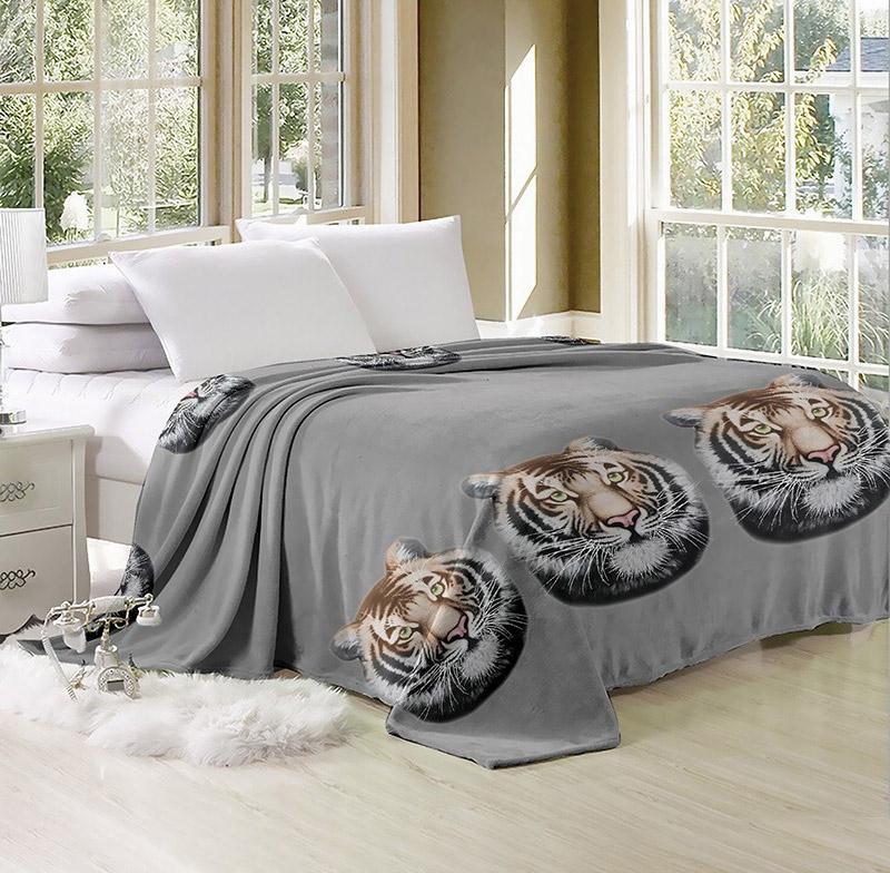 флисовый плед серого цвета с тиграми