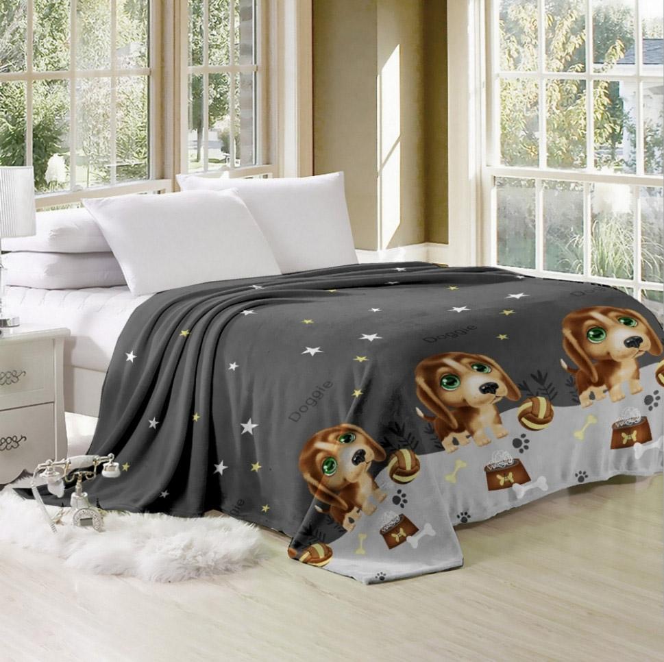 серый плед на кровать со щенками