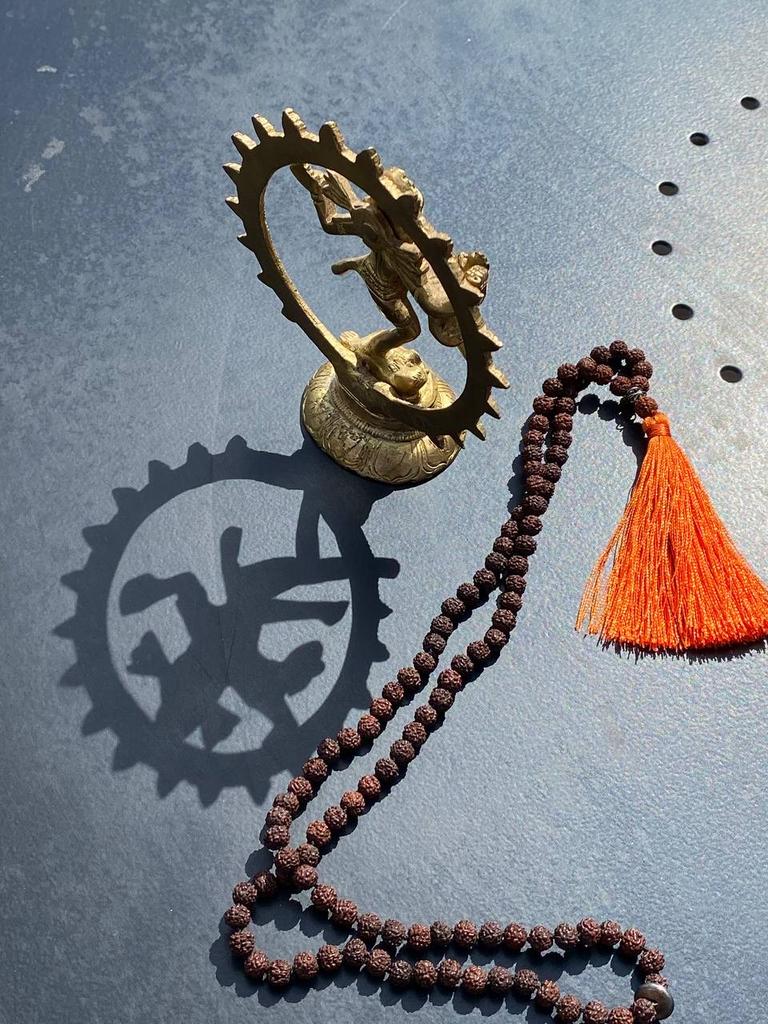 Мала из рудракши 6мм с оранжевой кистью