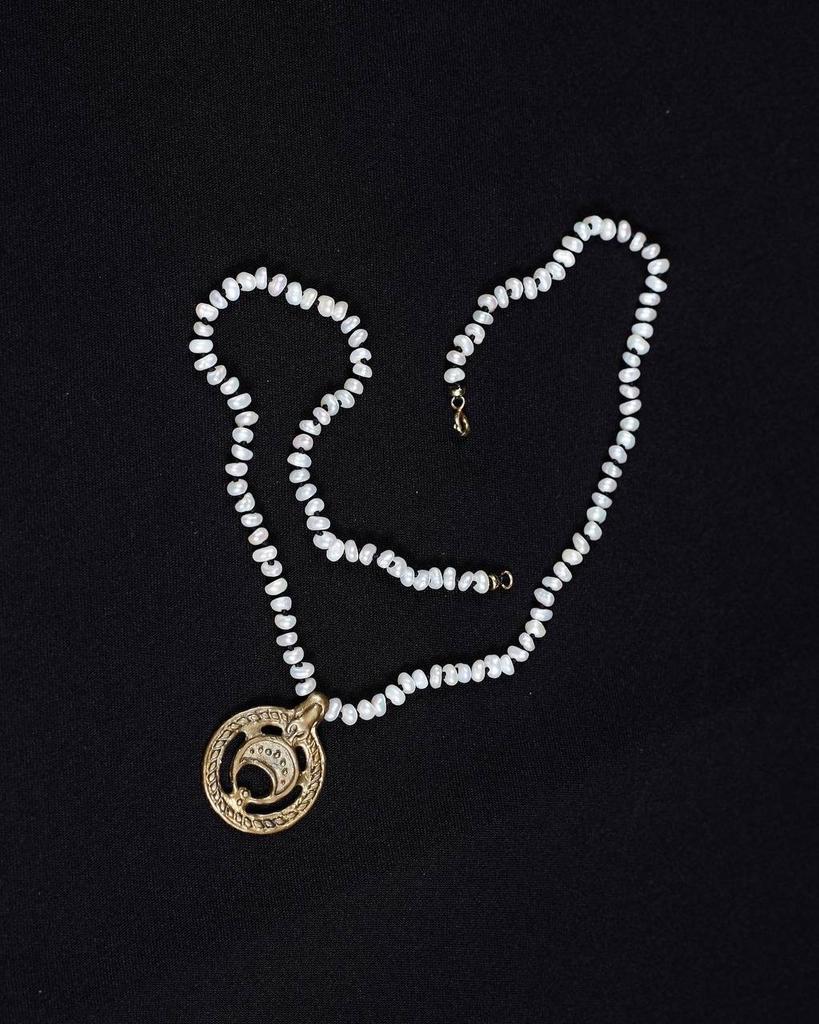 Чокер из мелкого жемчуга с подвеской