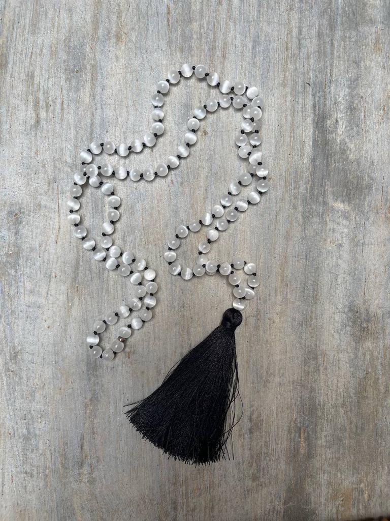 Мала из селенита с черной кисточкой