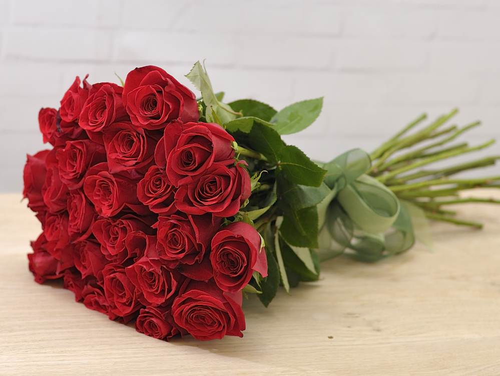 Букет из 25 красных роз 80см