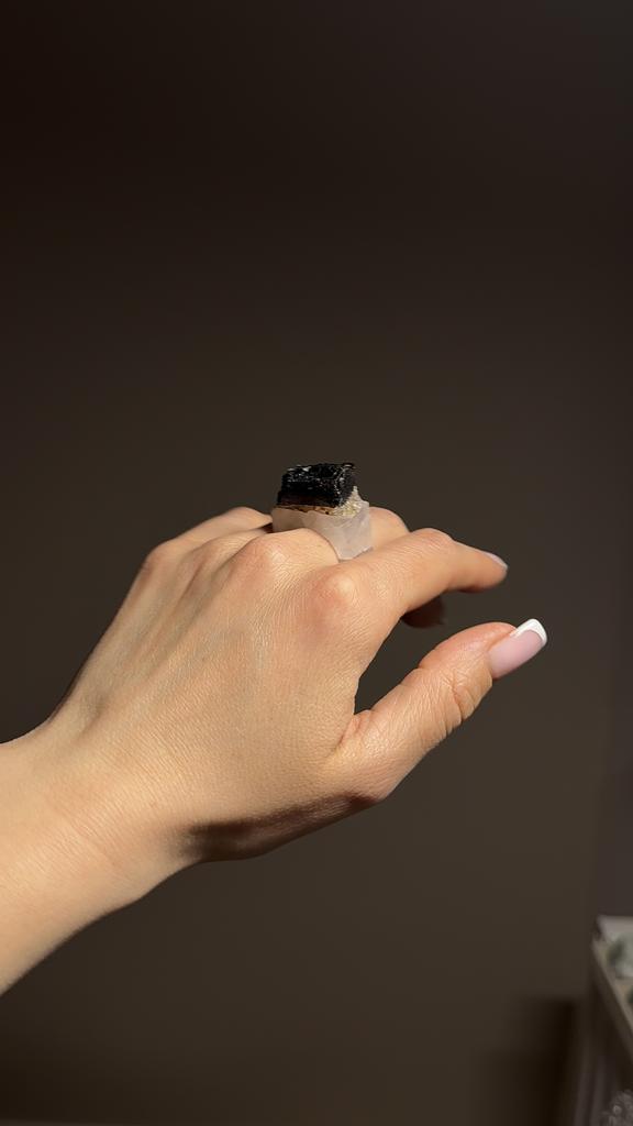 Кольцо из турмалина в матриксе