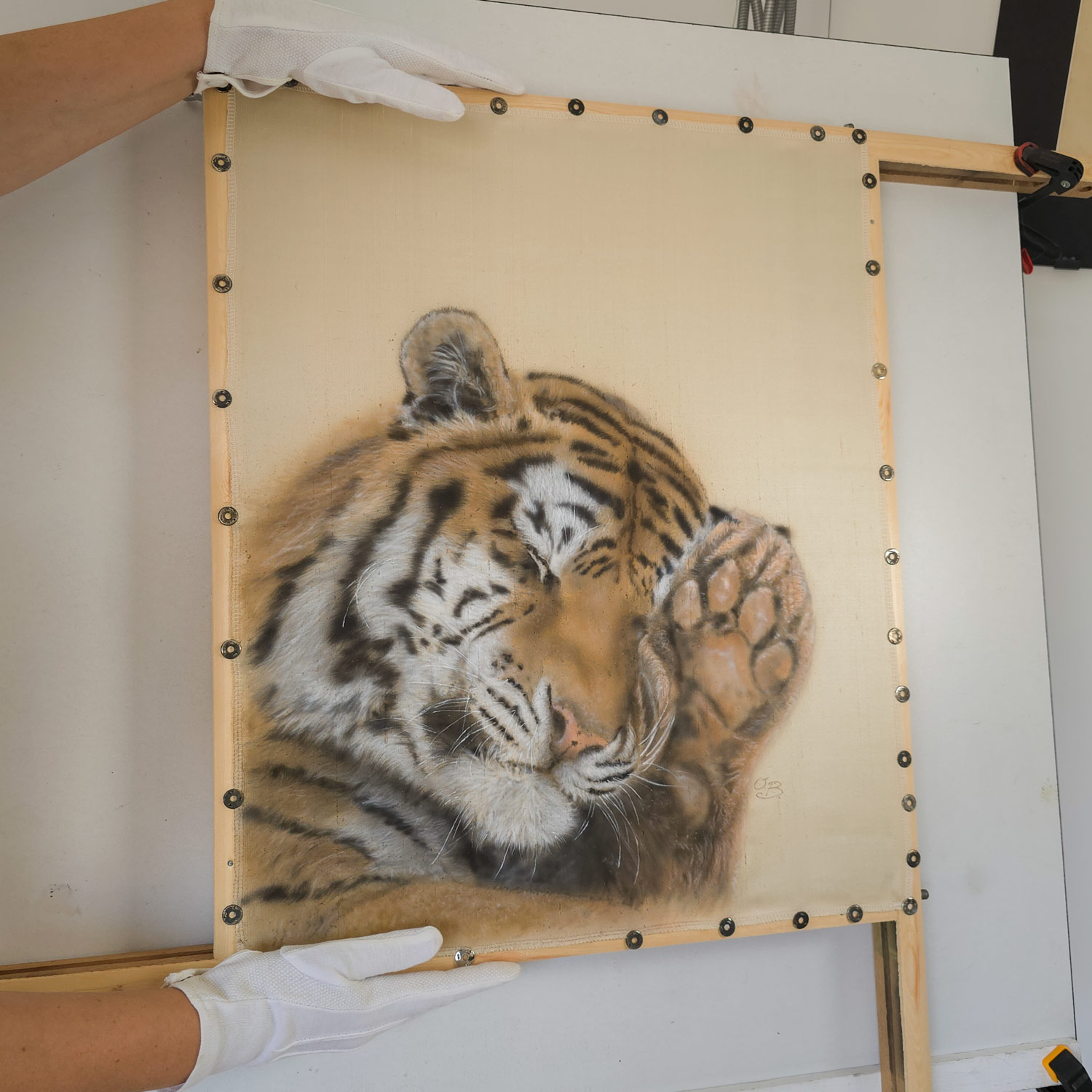 Dreamy Tiger II -  Hyperrealistic tiger portrait painted on pure silk