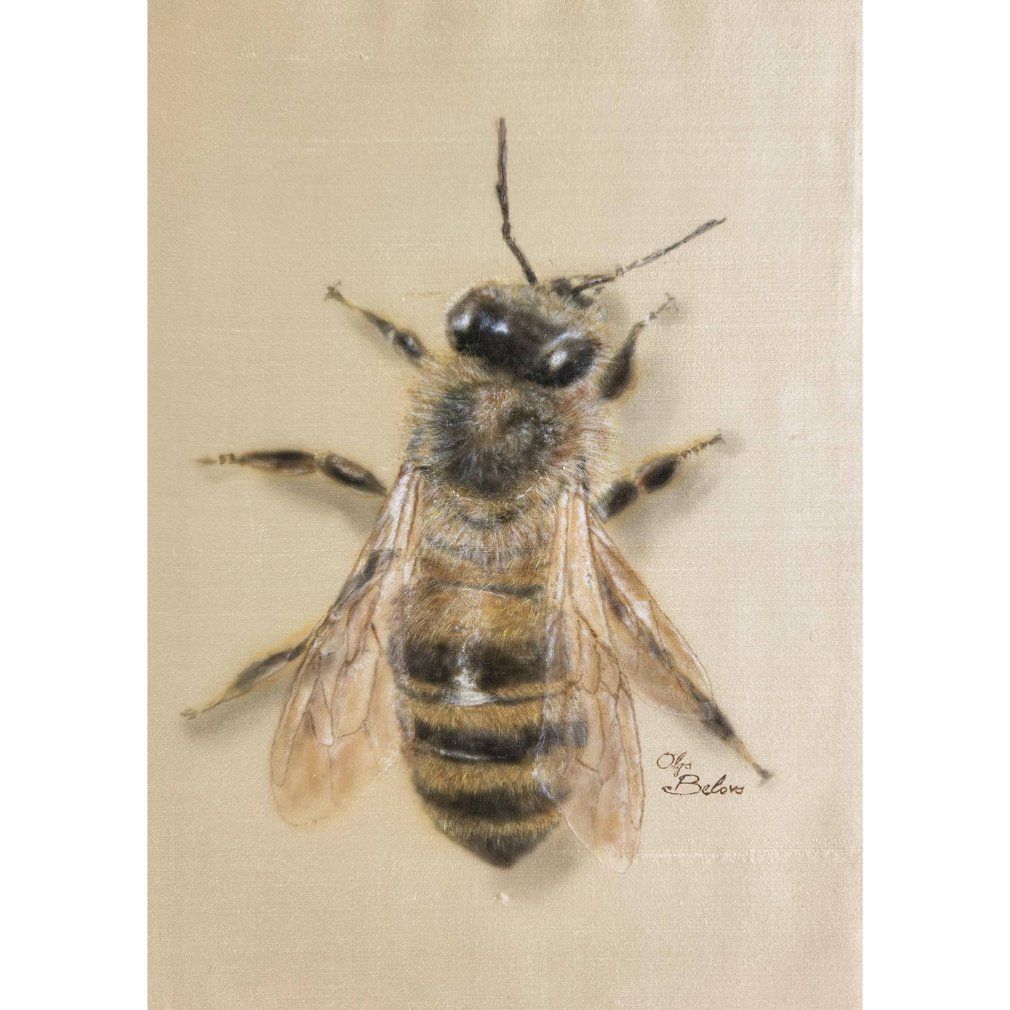 Silky bee -  Hyperrealistic bee painted on pure silk