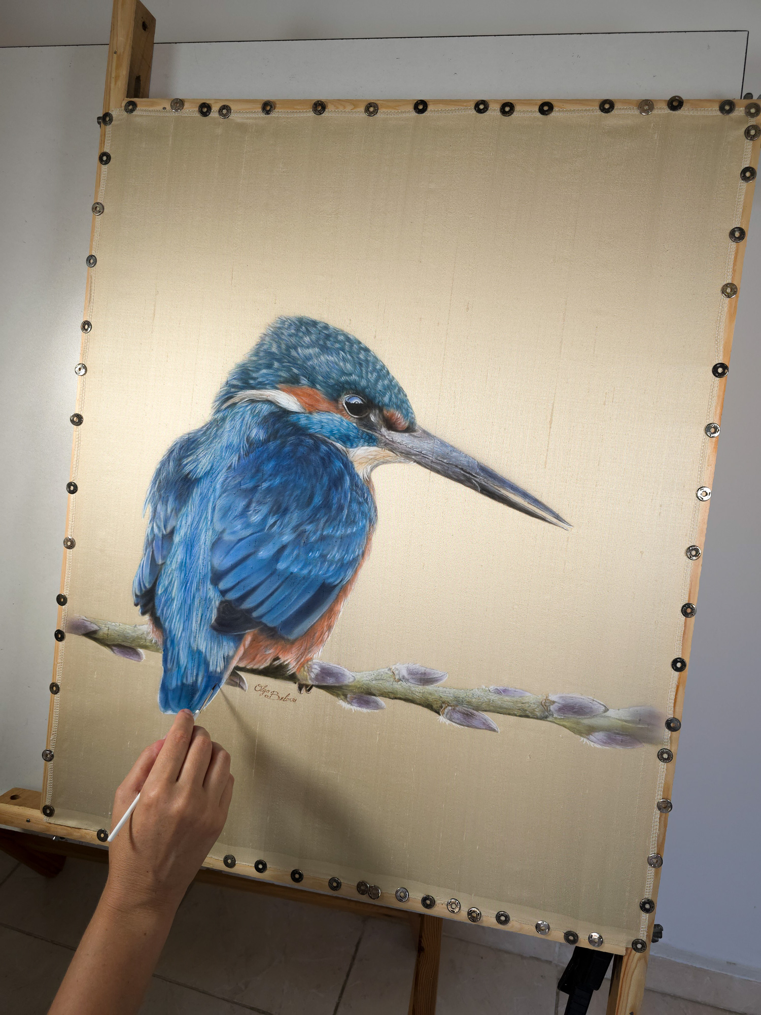 Elegance in Stillness – Silk painted kingfisher portrait