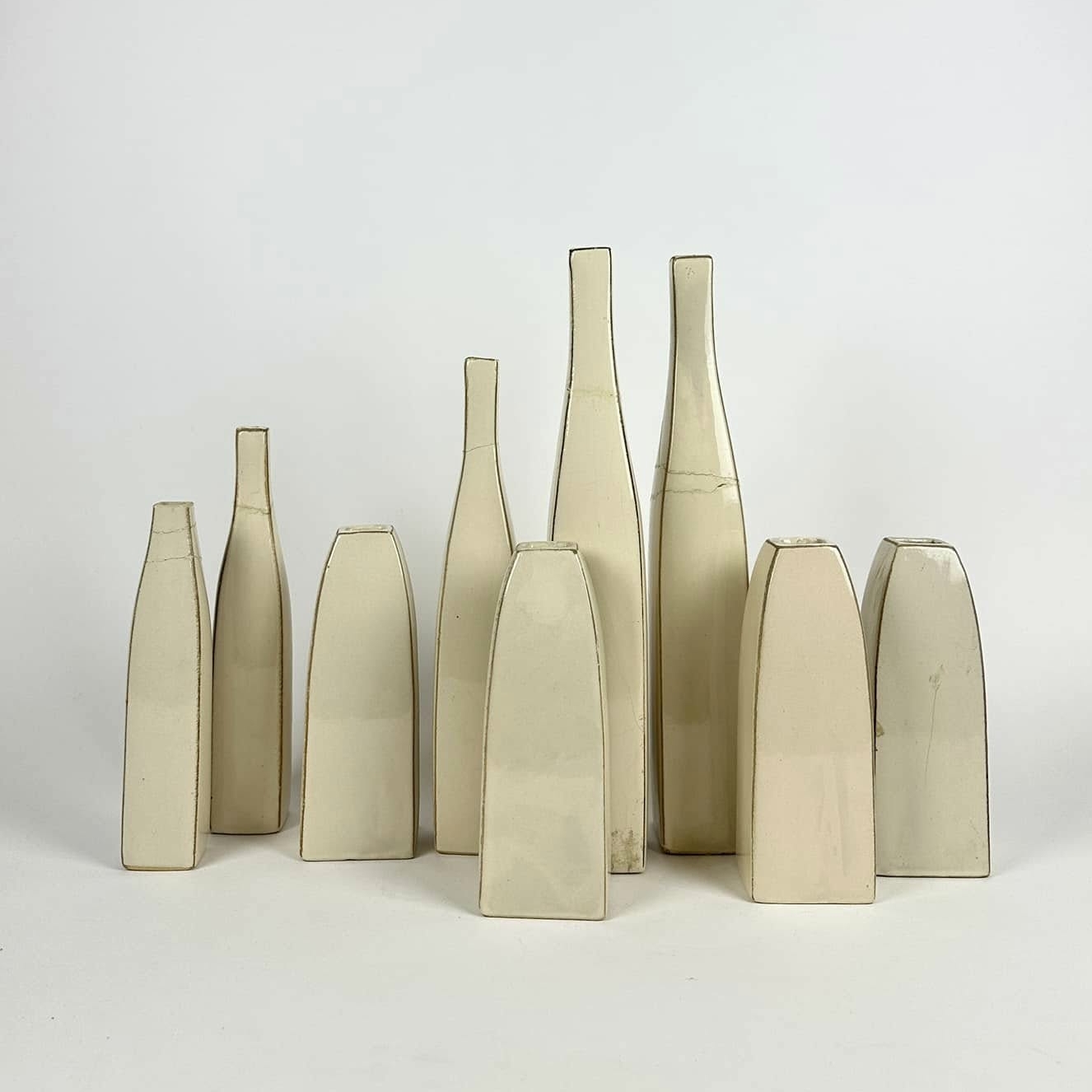 Ваза-пляшка чотиригранна св-беж кераміка VA-002