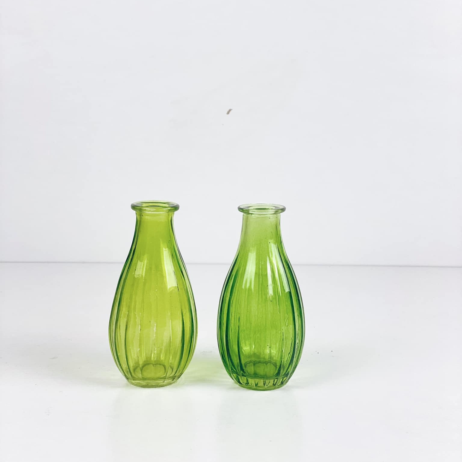 Ваза маленька зелена рельєфна, скло VA-007