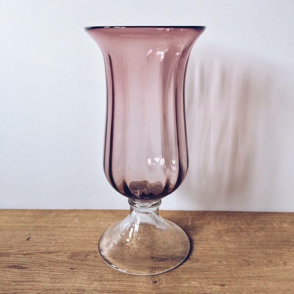 Ваза на ніжці рожева прозора, скло VA-073