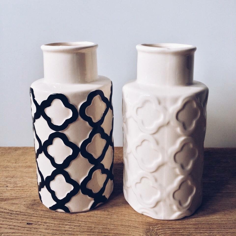 Ваза біла з рельєфним малюнком/ ваза біла з чорним рельєфним малюнком, кераміка VA-066