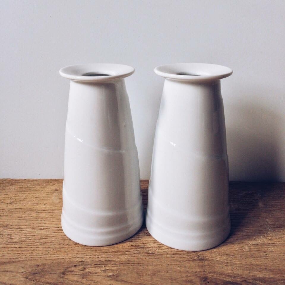 Ваза біла мала фігурна 1, кераміка VA-042