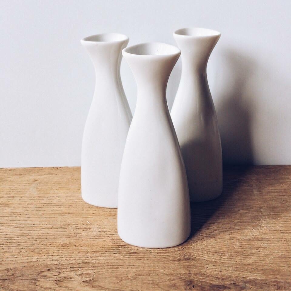 Ваза біла мала фігурна 3 кераміка VA-013
