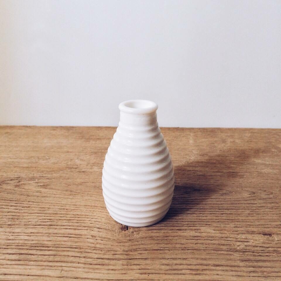 Ваза мала біла скло VA-048