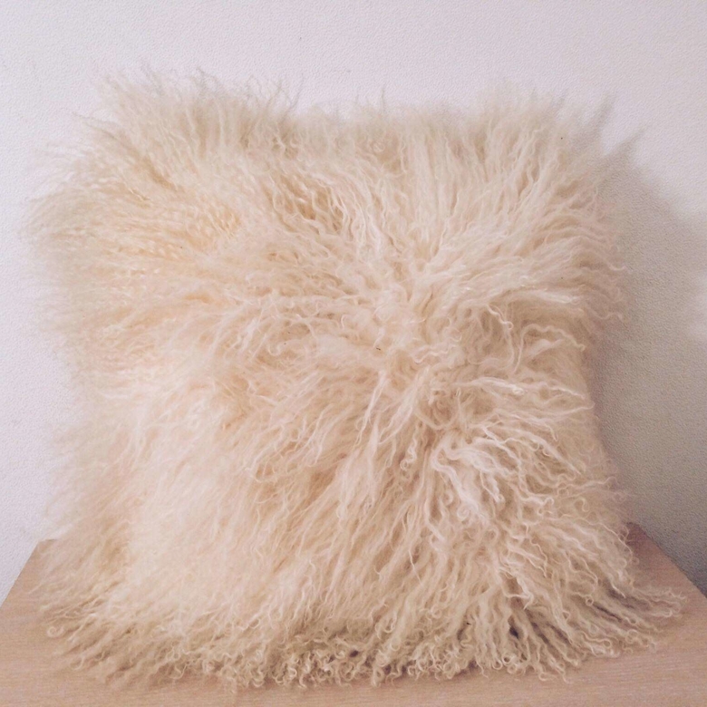 Подушка декоративна молочний натур хутро PW-006