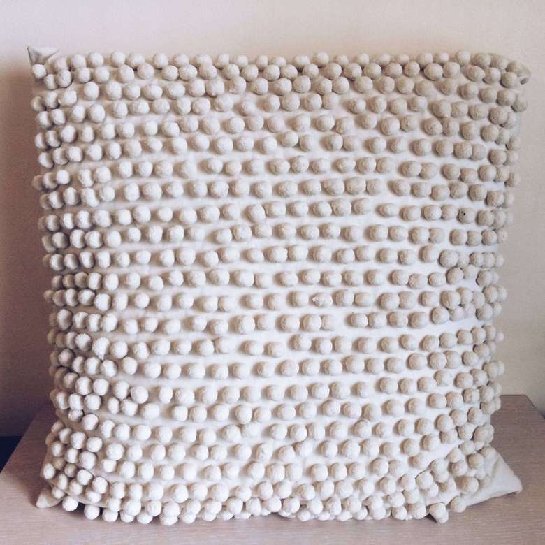 Подушка декоративна беж з кульками бавовна PW-039