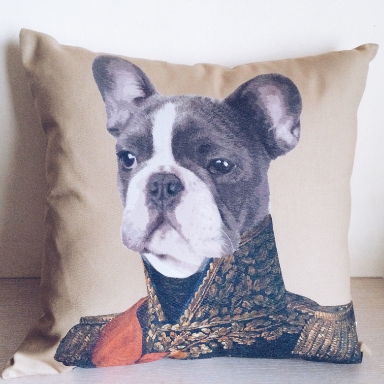 Подушка декоративна серія  "аристократи" бульдог беж PW-014