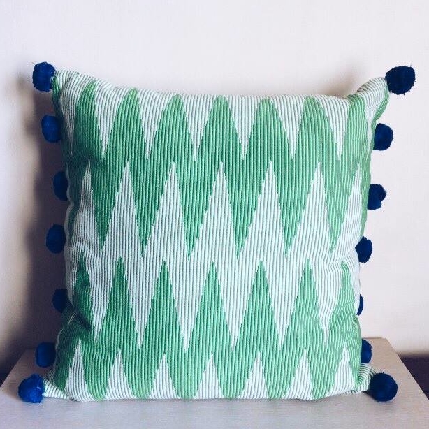 Подушка декоративна шеврон зелений, сині помпони PW-051