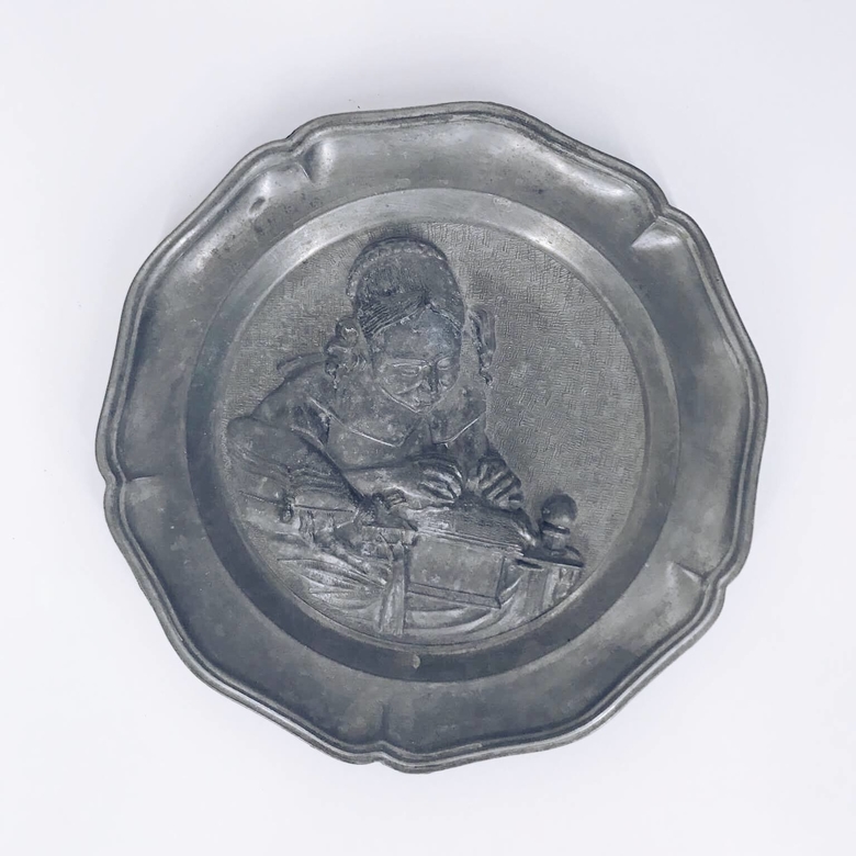 Тарілка декоративна вінтаж "вишивальниця", олово SV-012